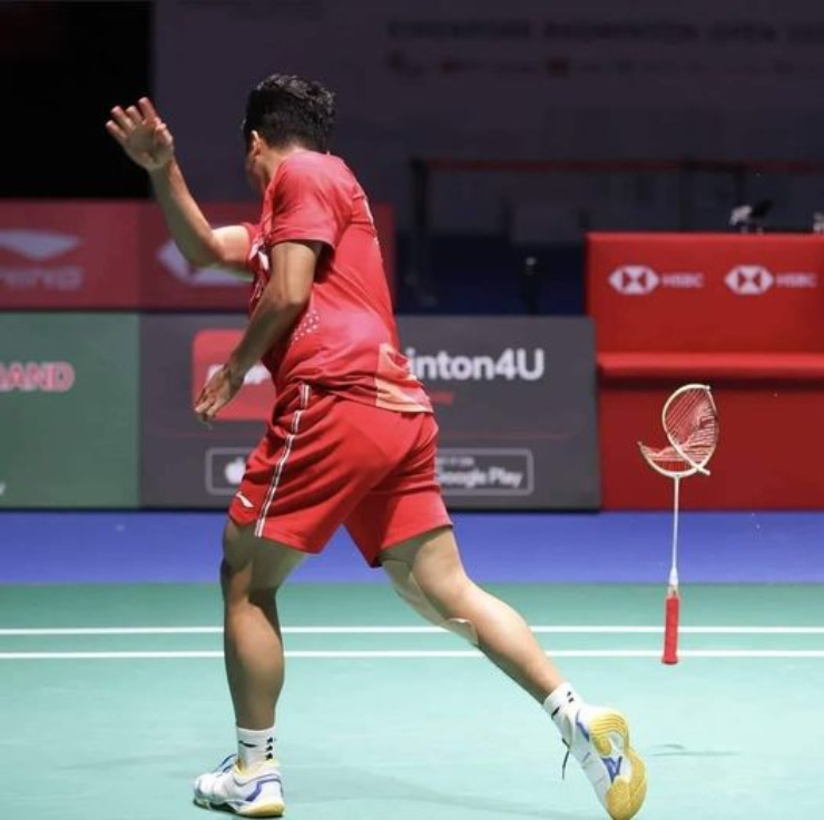 Ginting đập nát cây vợt đã giúp anh vô địch giải Singapore Open 2022