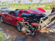 Tin tức trong ngày - Siêu xe Ferrari bẹp rúm sau khi tông đổ cây xanh ở Hà Nội