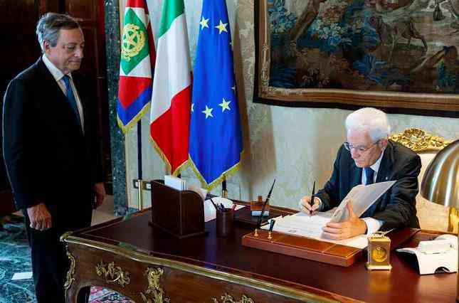 Tổng thống Ý Sergio Mattarella ký sắc lệnh giải tán Quốc hội ngày 21/7. (Ảnh: Reuters)