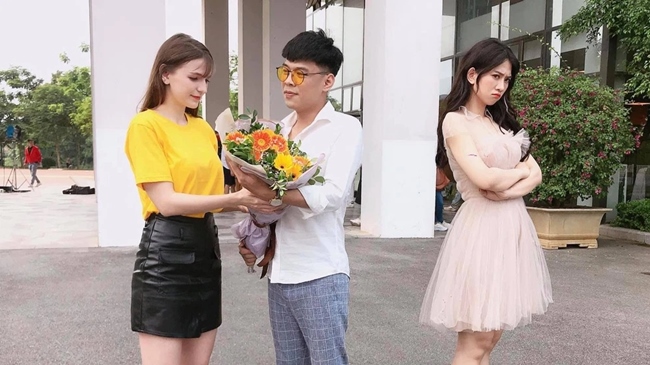 Trước Rosie Bạch Tuyết, nhiều mẫu Tây, DJ đình đám cũng góp mặt trong MV nhạc Việt. Ấn tượng nhất phải kể đến người mẫu kiêm DJ&nbsp;Alexandra Rud.&nbsp;Người đẹp Ukraine xuất hiện trong MV nhạc chế Chuyện tình anh thanh niên của diễn viên Trung Ruồi.
