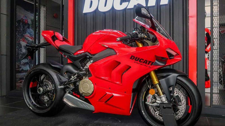 Ducati Panigale V4 2023 có giá 145.900 RM (769 triệu đồng) và V4S với hệ thống treo điện tử có giá 188.900 RM (khoảng 996 triệu đồng)
