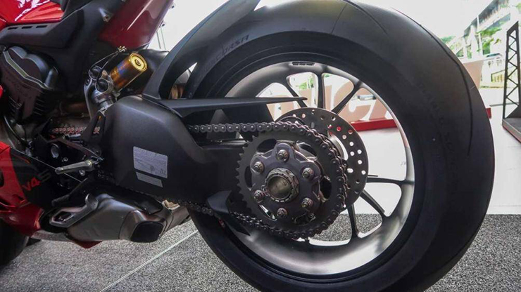 Các cải tiến cũng đã được thực hiện với hệ thống kiểm soát lực kéo Ducati (DTC) và hệ thống Rise-by-wise để cải thiện cảm giác lái
