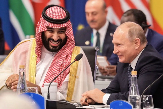 Ông Putin (phải) và thái tử Mohammed bin Salman tại hội nghị G20 ở Argentina năm 2018.