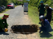 Tin tức trong ngày - “Hố tử thần” sâu khoảng 4m xuất hiện trên tỉnh lộ ở Quảng Trị