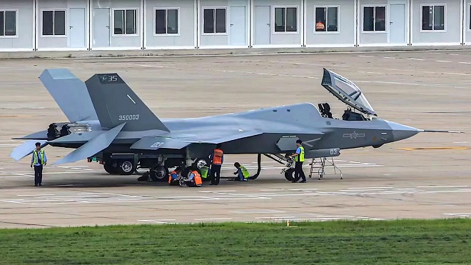 Hình ảnh tiêm kích hạm FC-31, nguyên mẫu giống tiêm kích tàng hình F-35 nhất.