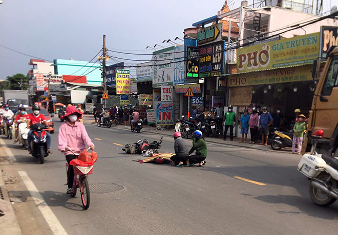 Người thân khóc gào trong đau đớn bên thi thể nạn nhân