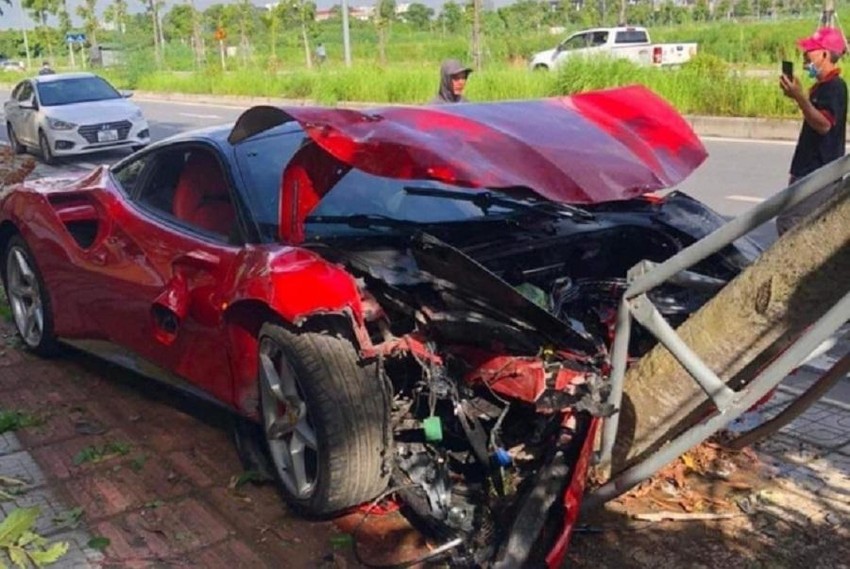 Chiếc "siêu xe” Ferrari 488 gặp tai nạn. Ảnh: FB