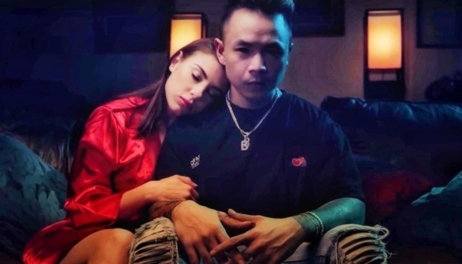 Rapper Binz từng gây bão mạng xã hội khi tung MV So far vào năm 2018 với sự xuất hiện của người mẫu nóng bỏng Lyssa Roberts.
