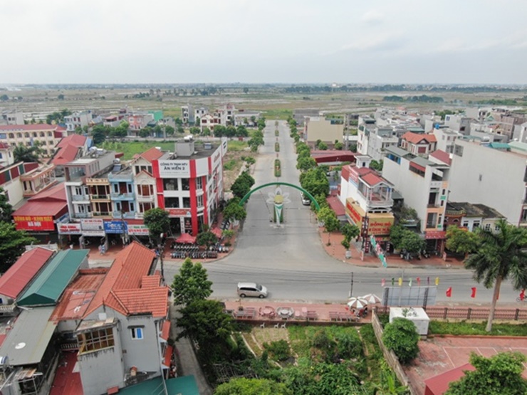 Ngoài ra, tỉnh có vùng lãnh hải rộng lớn, bờ biển dài, nhiều bãi biển đẹp, tài nguyên thiên nhiên phong phú, nguồn nhân lực dồi dào; hệ thống giao thông thuận lợi...
