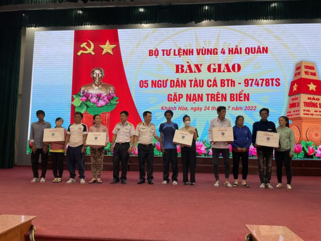 Đại diện Vùng 4 Hải quân tặng quà cho các ngư dân tàu BTh97478TS và thân nhân