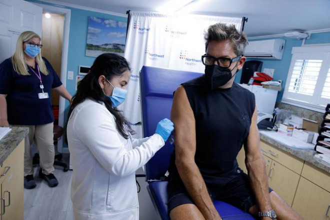 Một người tiêm vắc-xin ngừa bệnh đậu mùa khỉ tại Trung tâm Y tế Northwell, TP New York - Mỹ ngày 15-7 Ảnh: Reuters