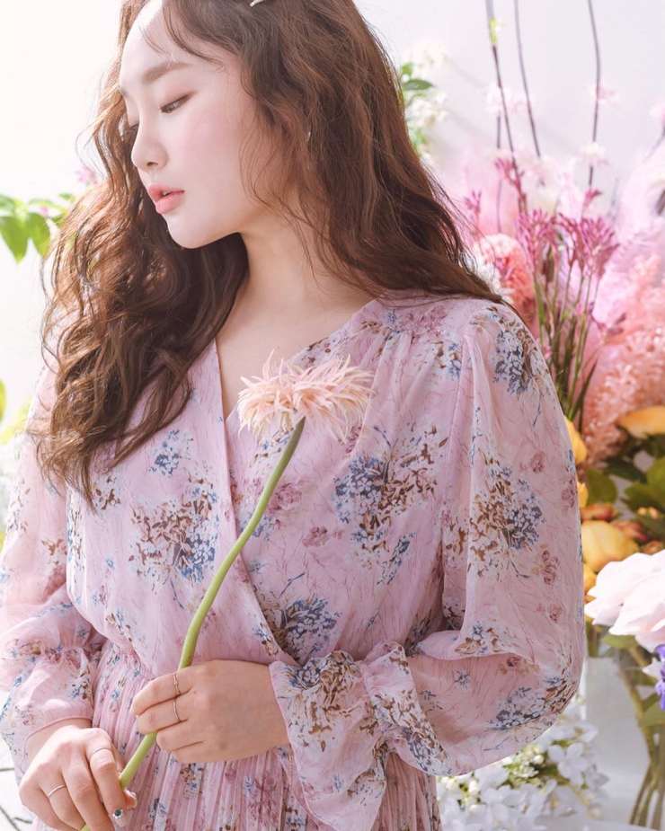 Yoo Jin là người mẫu plus size Hàn Quốc. Cô cùng một người bạn có mở thương hiệu thời trang riêng và tự mình quảng bá.
