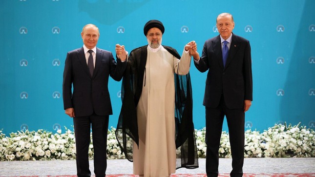 Bức ảnh của 3 nhà lãnh đạo tại Iran. Ảnh: Sputnik