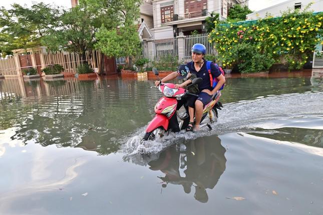 Phương tiện cơ động nhất tại khu đô thị Vựng Đâng là đi xe máy hoặc "lội bộ".