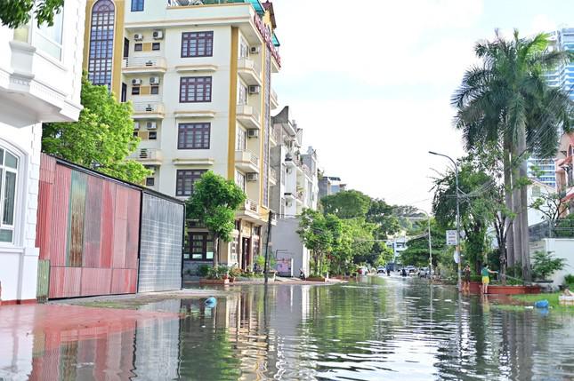 Không chỉ triều cường mà mỗi khi có mưa lớn kéo dài vài giờ đồng hồ, nhiều tuyến phố ở Vựng Đâng lại ngập trong biển nước.