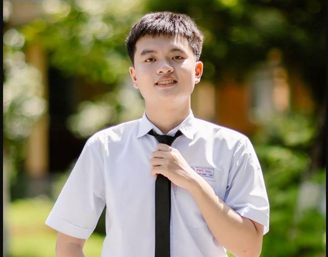 Võ Tá Thành Minh là một trong 3 thí sinh của tỉnh Thừa Thiên - Huế đạt điểm 10 môn Ngữ văn. Ảnh: Đại đoàn kết