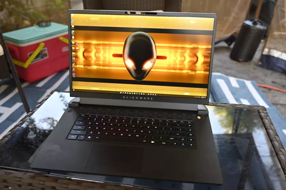 Alienware m17 R5.