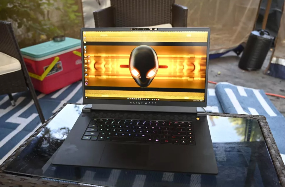 Alienware m17 R5 có giá bán khá cao.