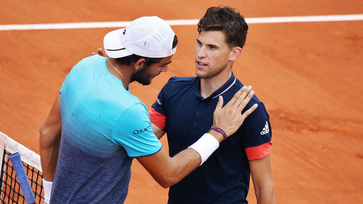 Matteo Berettini (trái) thắng nhàn Dominic Thiem tại Gstaad (Thụy Sĩ)