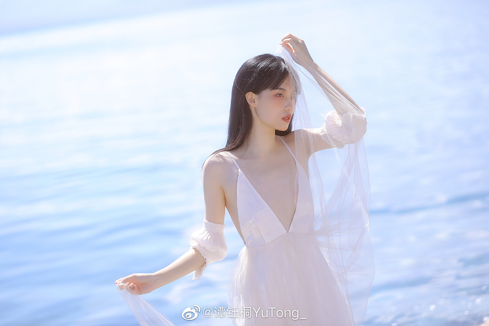 Nhờ diện chiếc đầm này, từ khóa ''Triệu Lộ Tư'' leo thẳng hot search Weibo,  chị em quốc tế lùng mua bằng được