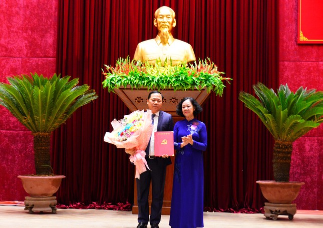 Bà Trương Thị Mai, Trưởng ban Tổ chức Trung ương đã trao quyết định của Bộ Chính trị cho ông Nguyễn Phi Long