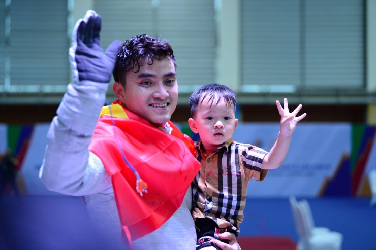 Vũ Thành An bế con trai ăn mừng HCV đấu kiếm tại SEA Games 31