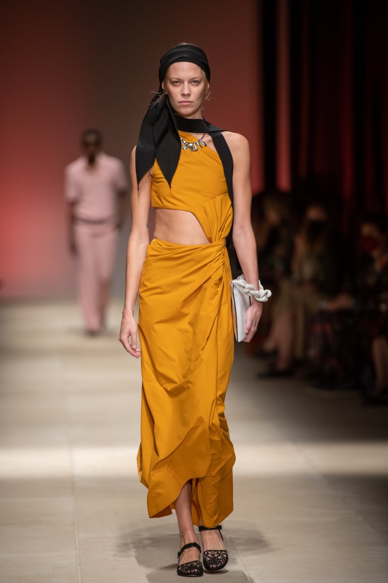 Salvatore Ferragamo Xuân / Hè 2022 mang tới một thiết kế cut-out cá tính.