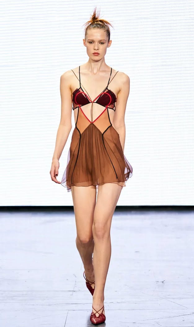 Mùa xuân năm 2022 của Nensi Dojaka tràn ngập yếu tố lãng mạn hợp nàng cung Sư Tử.