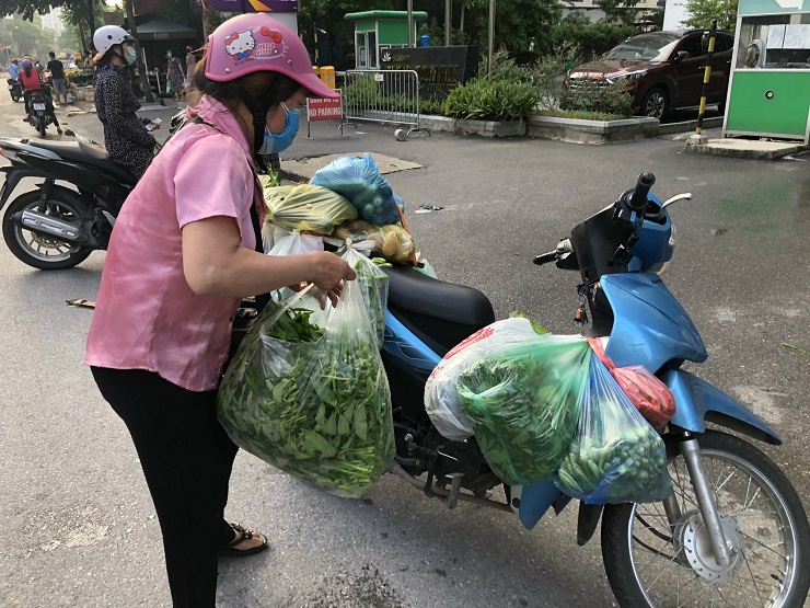 Giá thực phẩm vẫn không có động thái giảm mặc dù giá xăng đã giảm mạnh khiến nhiều người ngao ngán.