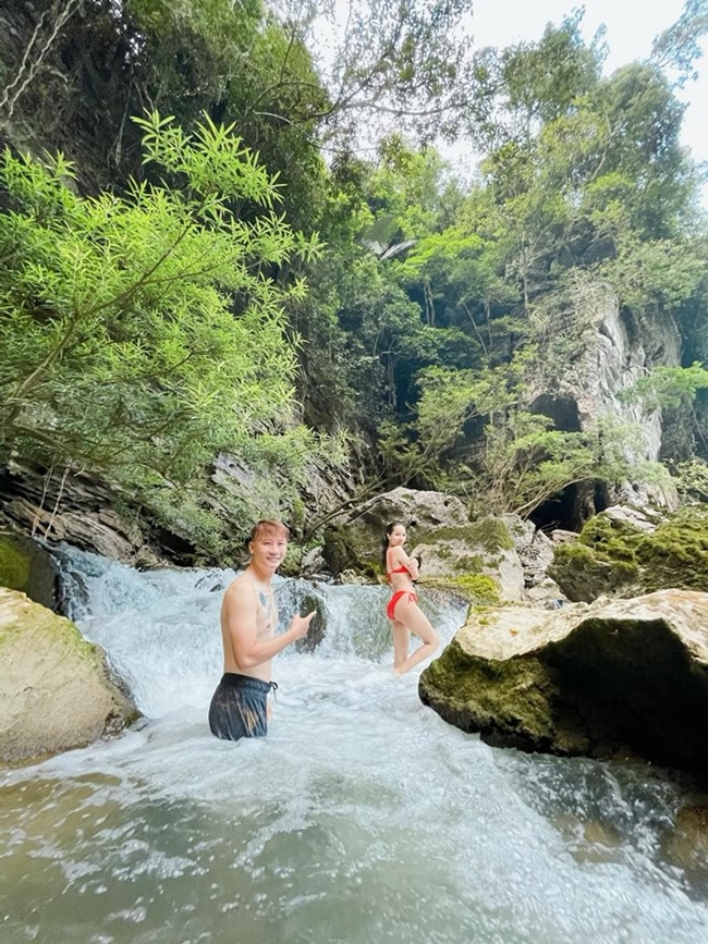 Trước Cao Thái Hà, nhiều sao Việt cũng gây ấn tượng với loạt ảnh tắm suối. Vợ chồng ca sĩ Hoàng Bách - Thanh Thảo chia sẻ hình ảnh tình tứ&nbsp;trong chuyến du lịch ở Quảng Bình.&nbsp;
