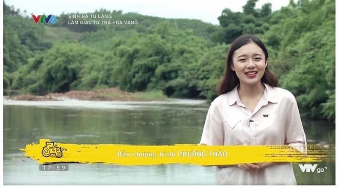 "Chương trình đầu tiên lên sóng VTV - "Sinh ra từ làng", để có 1 số 30 phút&nbsp;phát sóng là phải quay 2 ngày. Mình đã có 1 năm trải nghiệm ở các vùng quê Việt Nam với những nhân vật đặc biệt, từng có những chuyến công tác không có điện, nước ở vùng cao, phơi nắng tới đen nhẻm, lên hình lúc nào mồ hôi cũng nhễ nhại chỉ bôi&nbsp;lại tý son, may mà vẫn xinh" - Phương Thảo chia sẻ trên Fanpage (Ảnh: FBNV)