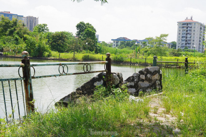 Hàng rào, kè quanh hồ bị hư hỏng không được sửa chữa