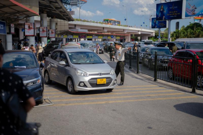 Những ngày này, lượng khách qua sân bay Nội Bài ngày một đông