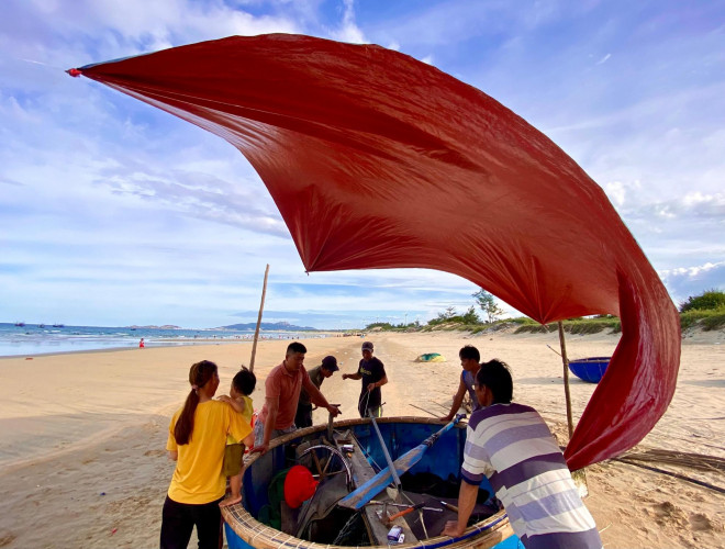 Ngỡ ngàng vẻ đẹp mê hoặc của cánh đồng điện gió trên biển Quy Nhơn - 4