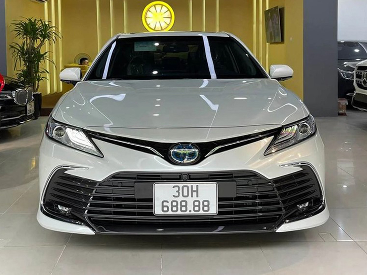 Toyota Camry 2022 biển số tứ quý 8 được chào bán giá hơn 3 tỷ đồng