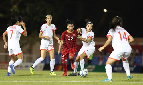 Đội tuyển nữ Việt Nam (áo đỏ) cần phải đổi mới tư duy, chiến thuật thi đấu trước thềm World Cup 2023. (Ảnh: DIÊN VỸ)