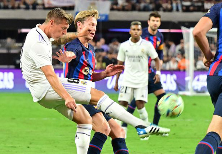 De Jong phải đá trung vệ ở trận "El Clasico" cuối tuần qua tại Mỹ