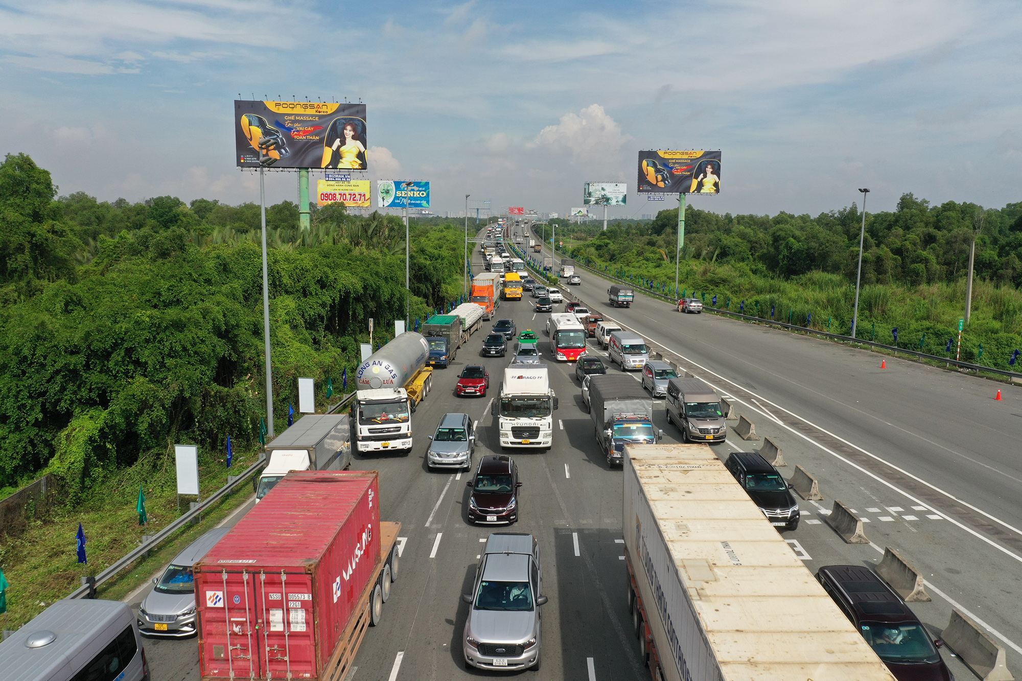 Tuy nhiên, từ sáng sớm, cao tốc hướng từ TP.HCM đi Đồng Nai ùn ứ kéo dài khoảng 2km, xe cộ nhích từng chút một. Nhiều xe đi vào làn đường khẩn cấp trái quy định.