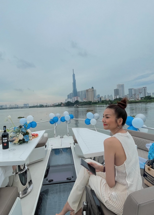 Ngày 22/7 là sinh nhật của siêu mẫu Thanh Hằng. Cô cùng nhóm bạn thân đã có bữa tiệc vui vẻ trên du thuyền sang trọng.
