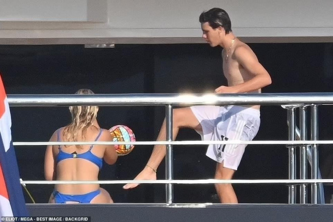 Gigi Hadid đi chơi cùng gia đình Beckham, khoe dáng siêu mẫu nuột nà với bikini bé xíu - 10