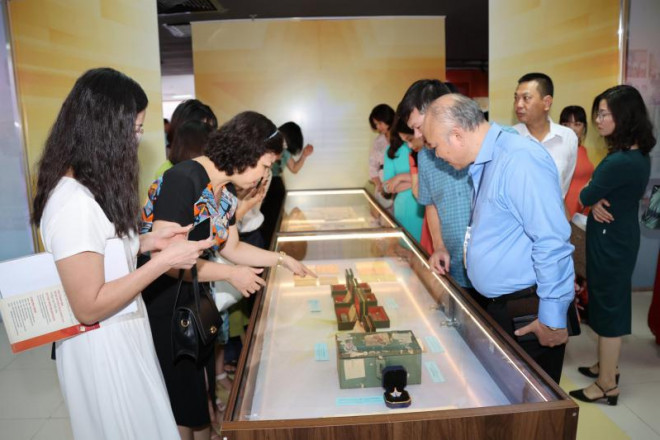 Khách tham quan triển lãm hồ sơ, kỷ vật của cán bộ đi B tại Hà Nội.