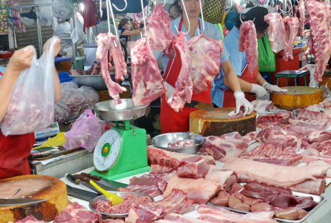 Phó Thủ tướng Lê Minh Khái yêu cầu các bộ ngành liên quan thực hiện ngay biện pháp bảo đảm cân đối cung cầu thịt heo, bình ổn giá - Ảnh: Tấn Thạnh
