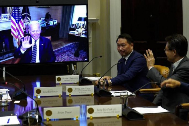Tổng thống Mỹ Joe Biden (trái) vẫy tay chào các lãnh đạo SK Group trong cuộc họp trực tuyến hôm 26-7. ẢNH: EPA-EFE