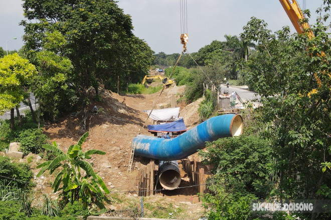 Cận cảnh ống dẫn nước khổng lồ nằm dọc đại lộ Thăng Long đợi ngày lắp đặt - 5