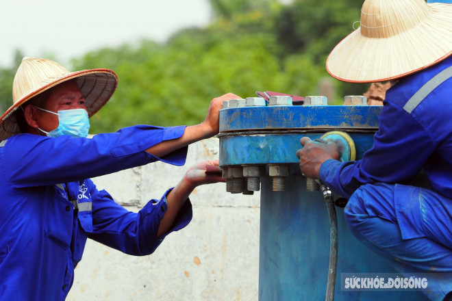 Một công nhân làm việc tại công trường xây dựng hệ thống cấp nước cho biết: "Chúng tôi làm dọc tuyến từ Sơn Tây về tới đầu Đại Lộ Thăng Long, chủ yếu làm hạng mục ống nước nổi trên mặt đất, còn hạng mục ống đi ngầm dưới lòng đất do các đơn vị khác làm".