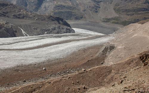 Sông băng Pers trên dãy Alps đang tan chảy nhanh Ảnh: REUTERS