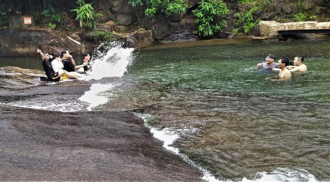 Đáp ứng nhu cầu của giới trẻ, ngành du lịch Thừa Thiên - Huế đã đưa vào khai thác tuyến du lịch trượt thác Bạch Mã phục vụ hàng ngàn lượt khách mỗi ngày.