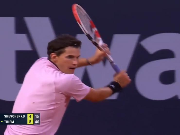 Dominic Thiem tung cú 1 tay ”cháy sân”, gợi lại nỗi nhớ Roger Federer