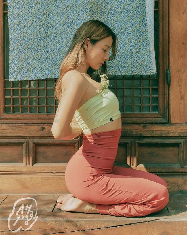 Lee Hyori có thói quen tập yoga vào mỗi buổi sáng.