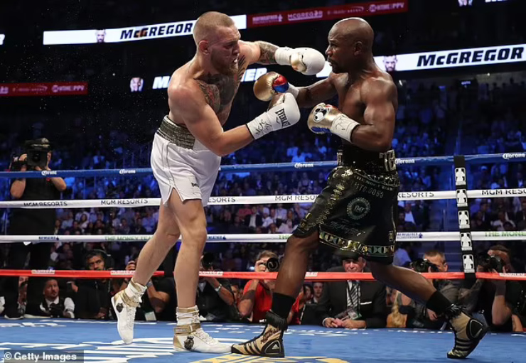 McGregor (trái) gần như đã đạt được thỏa thuận tái đấu Boxing với Mayweather (phải)